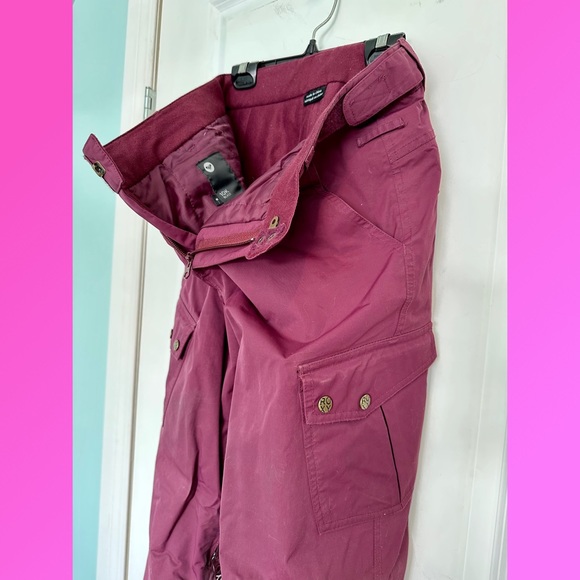 Roxy Ski / Snowboard Suit. Lots of pockets!! Freshly laundered. EUC!! S/F home - Picture 10 of 10